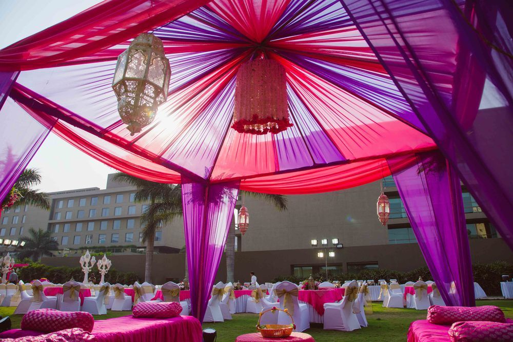 Pretty Sundowner Wedding With Oodles Of Fun & Lots Of Colour! | WedMeGood