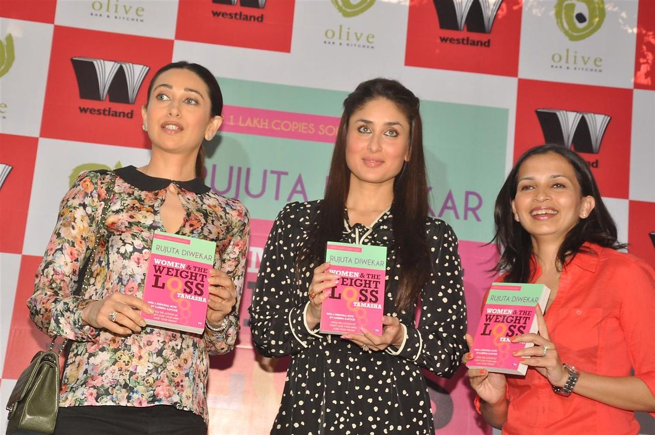 1ho78keniwxviufx.D.0.Kareena-Kapoor_Karisma-Kapoor-launching-book-Women---Weight-Loss-Tamasha-by-Rujuta-Diwekar-in-Mumbai--1-