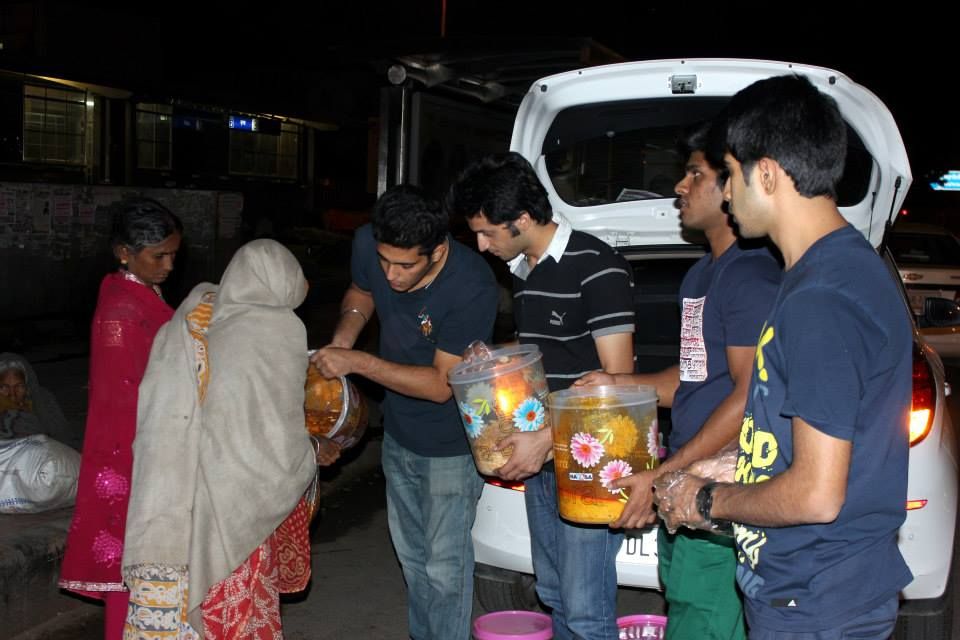 Volunteers Donating Food1