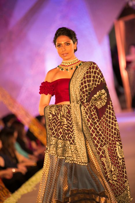 Model in Manish Malhotra - The Regal Threads Collection_15