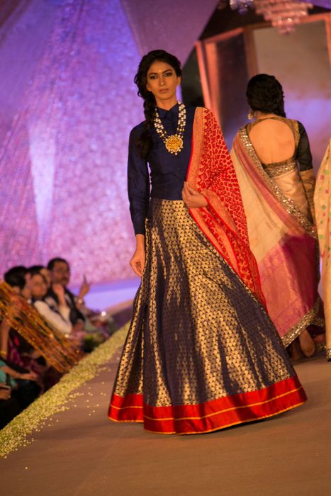 Model in Manish Malhotra - The Regal Threads Collection_17