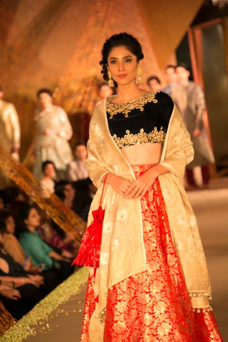 Model in Manish Malhotra - The Regal Threads Collection_18