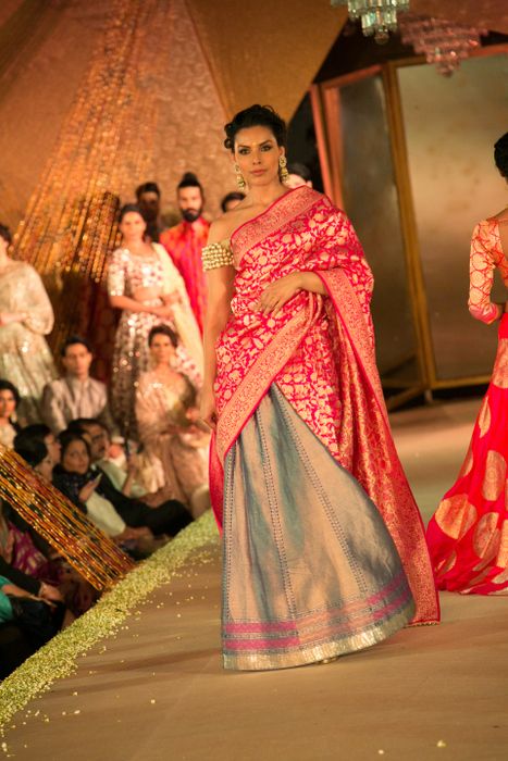 Model in Manish Malhotra - The Regal Threads Collection_19