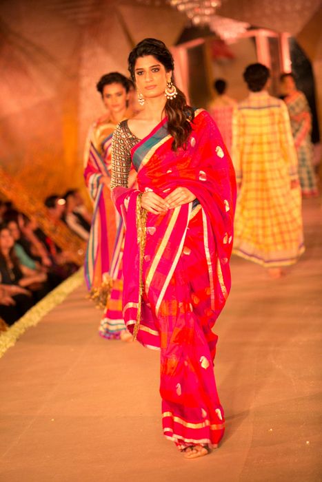 Model in Manish Malhotra - The Regal Threads Collection_5