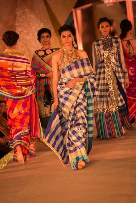 Model in Manish Malhotra - The Regal Threads Collection_6