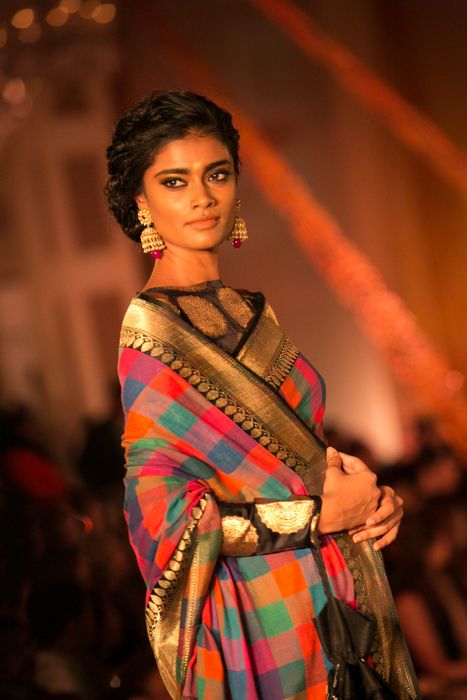 Model in Manish Malhotra - The Regal Threads Collection_7