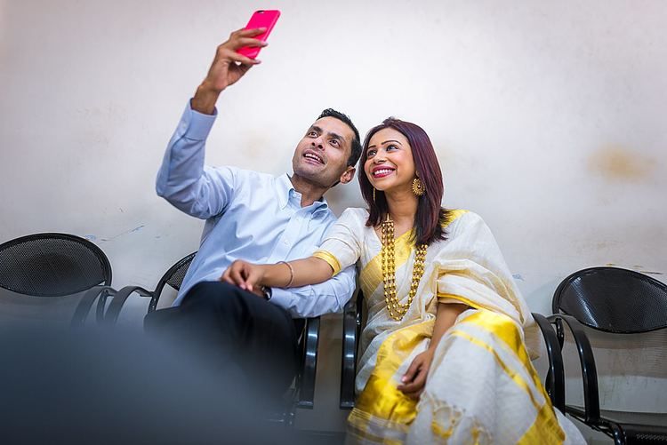 Reshma+&+Pramod+get+a+selfie+indian+wedding