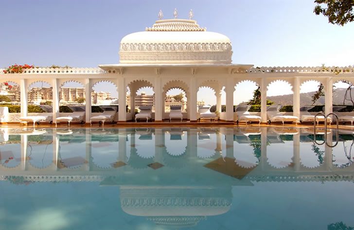 india_udaipur_taj-lake-palace-wide-pool