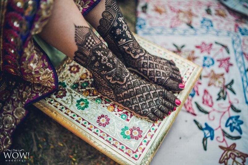 intricate jaal design on feet mehendi