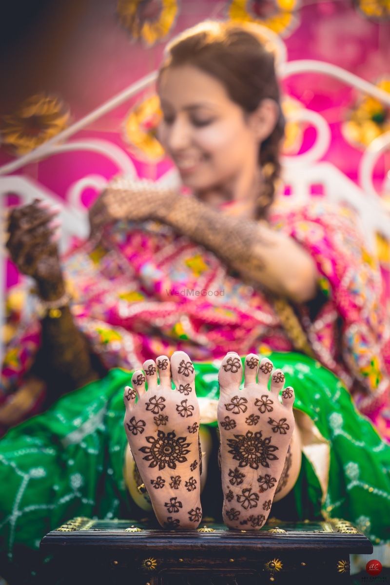 mehendi design on the back of your feet