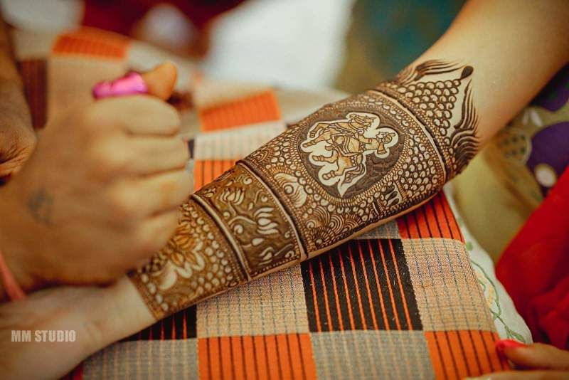 figurine mehndi