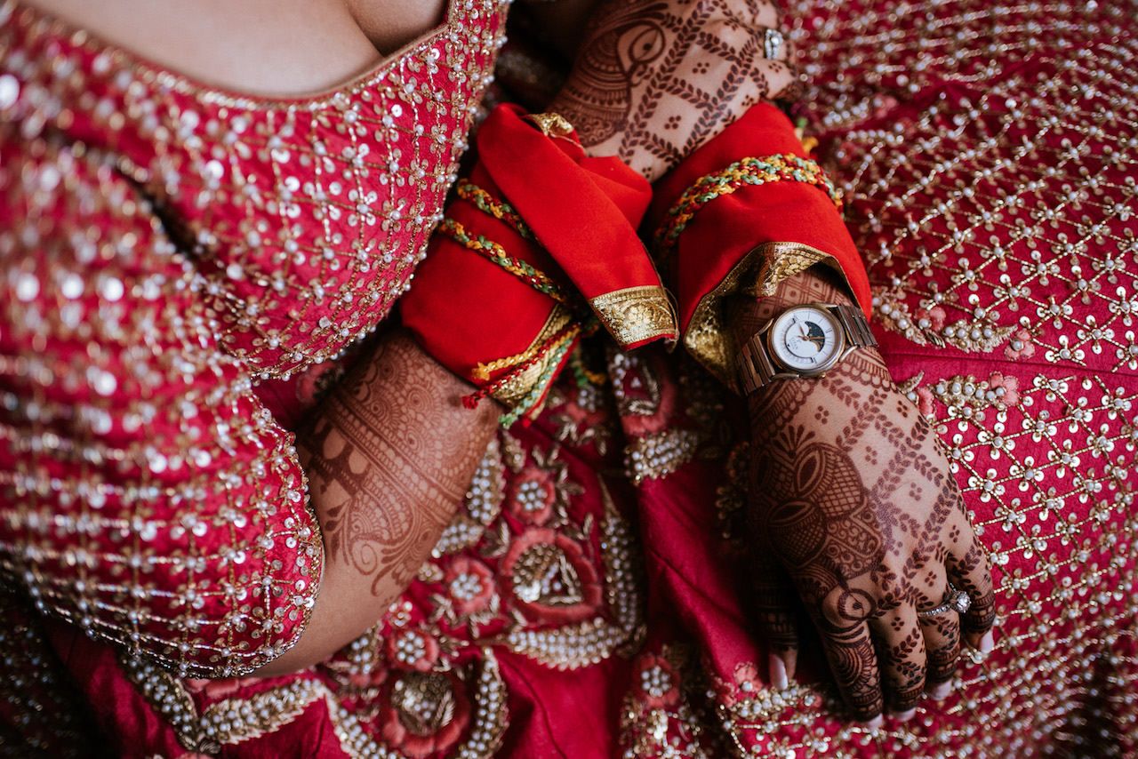 Gorgeous Nri Wedding With A Bride In Personalised Outfits Wedmegood 