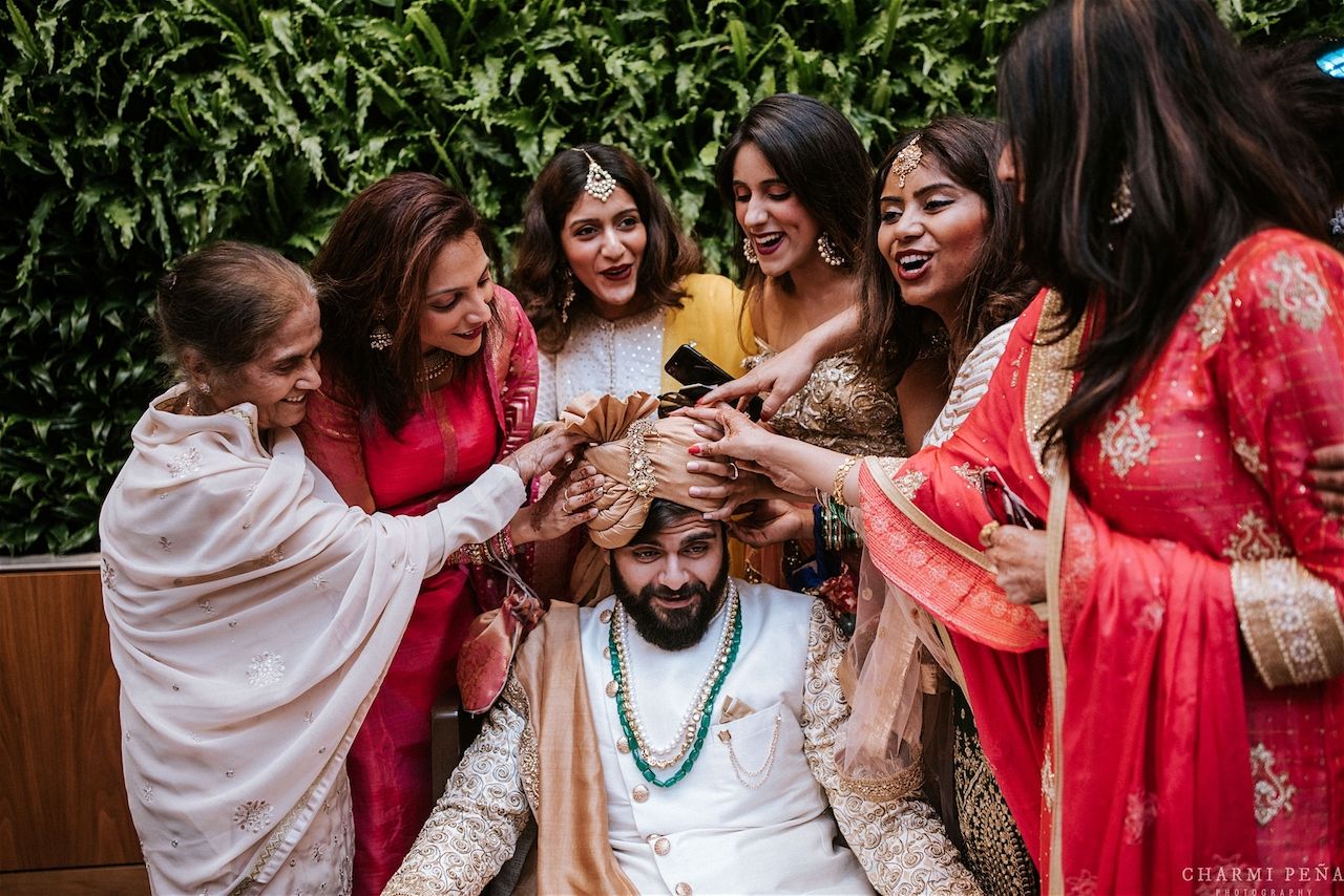 Gorgeous Nri Wedding With A Bride In Personalised Outfits Wedmegood 