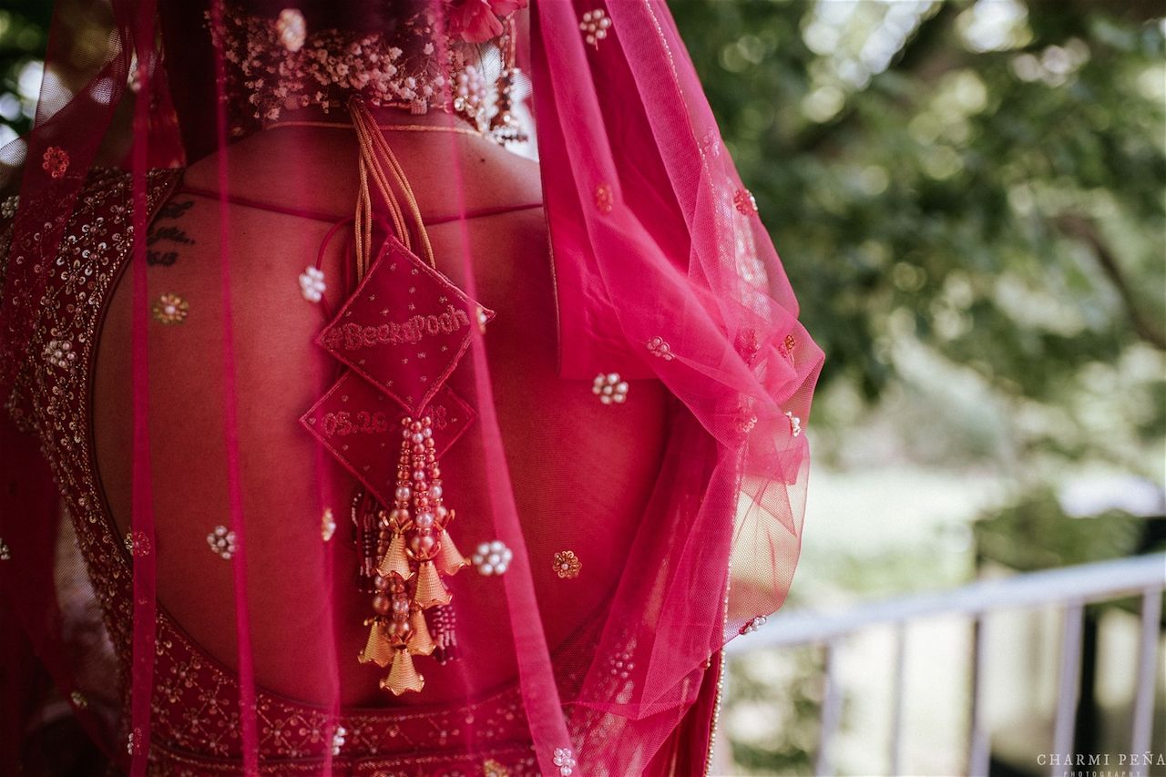 Gorgeous Nri Wedding With A Bride In Personalised Outfits Wedmegood 