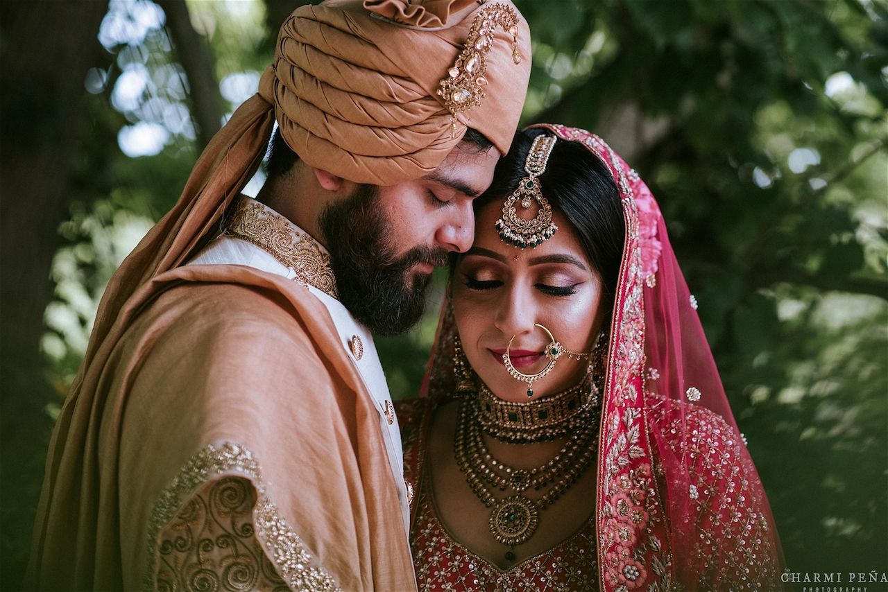 Gorgeous Nri Wedding With A Bride In Personalised Outfits Wedmegood 