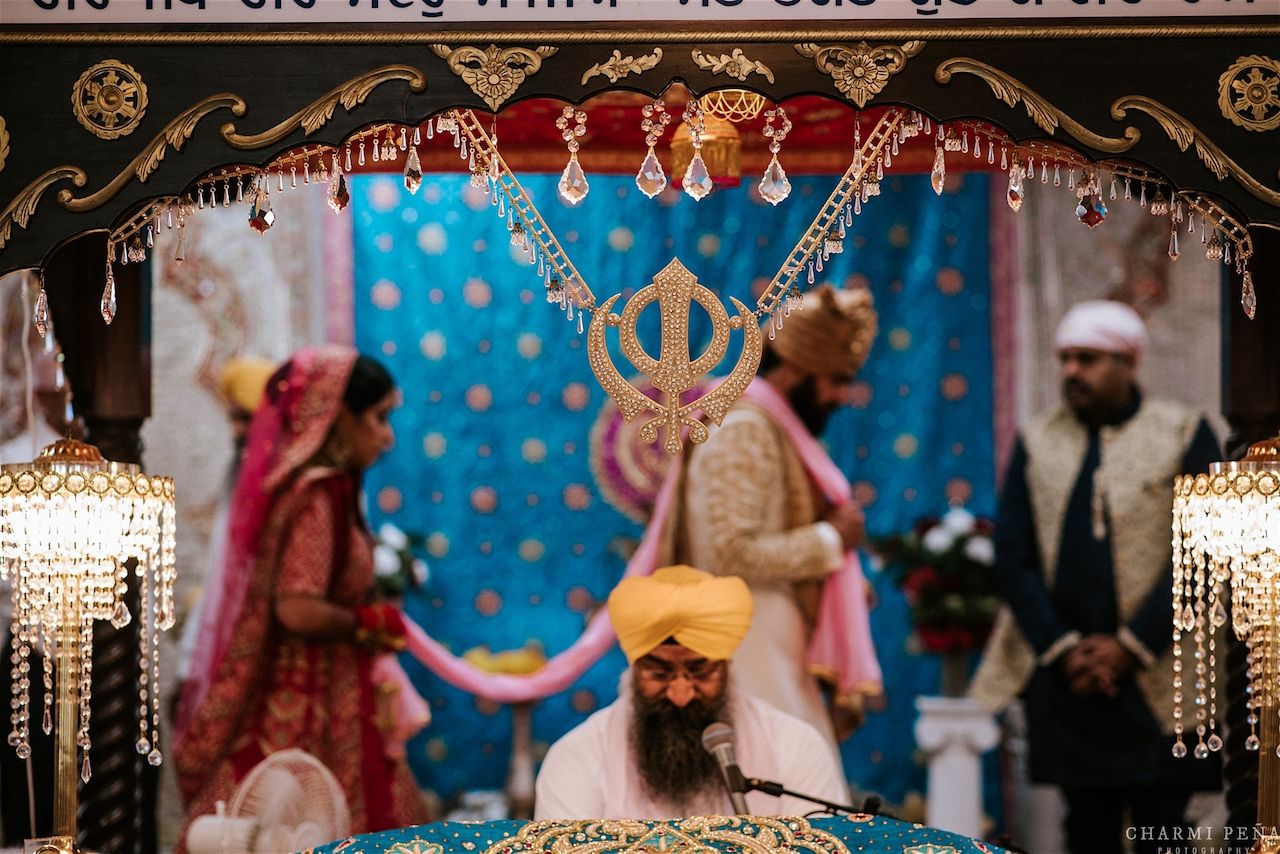 Gorgeous Nri Wedding With A Bride In Personalised Outfits Wedmegood 