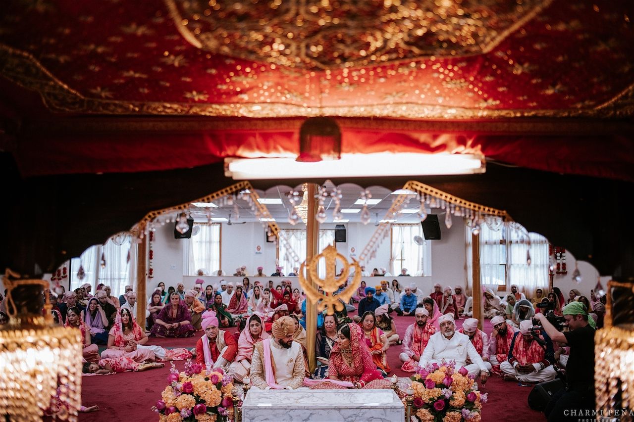 Gorgeous Nri Wedding With A Bride In Personalised Outfits Wedmegood 