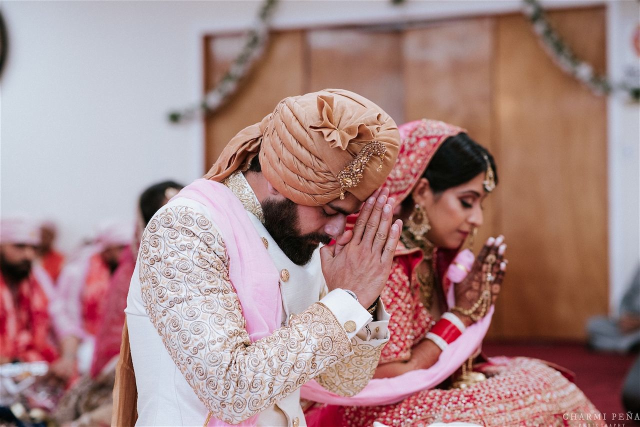 Gorgeous Nri Wedding With A Bride In Personalised Outfits Wedmegood 