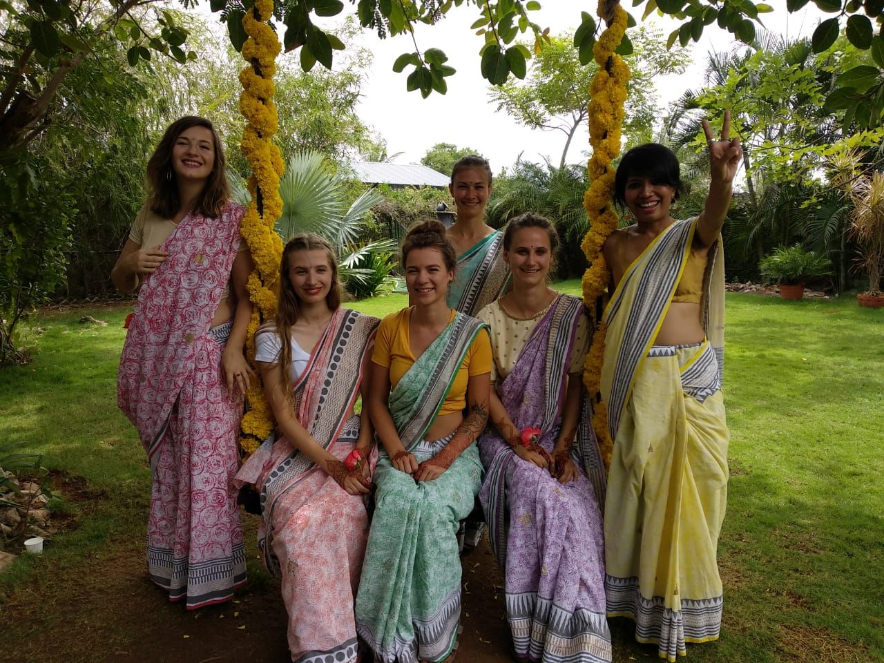 This Bride And Her Bridesmaids All Wore Mulmul Sarees Made From Useful 