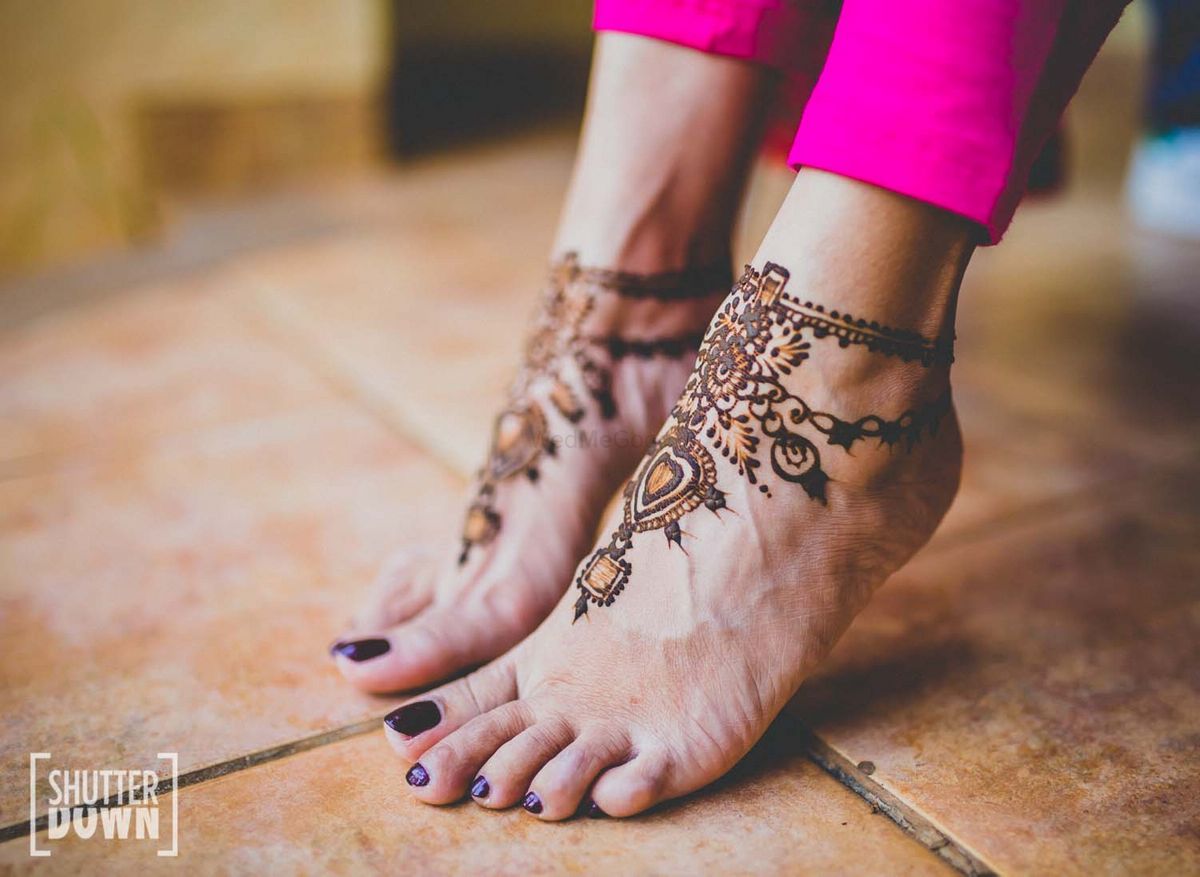 Minimal mehndi for feet mimicking an anklet 