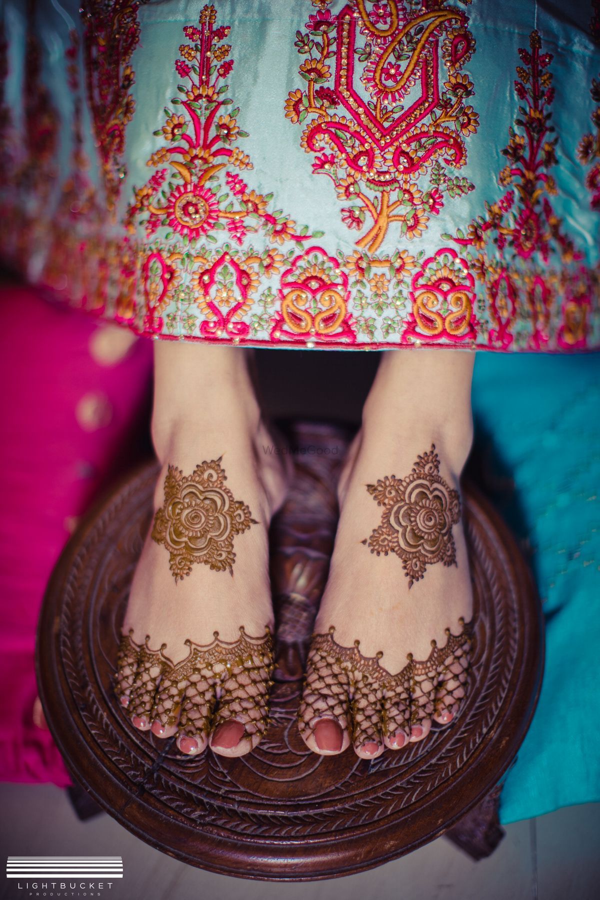 Minimal mehndi design for feet with jaali and floral work