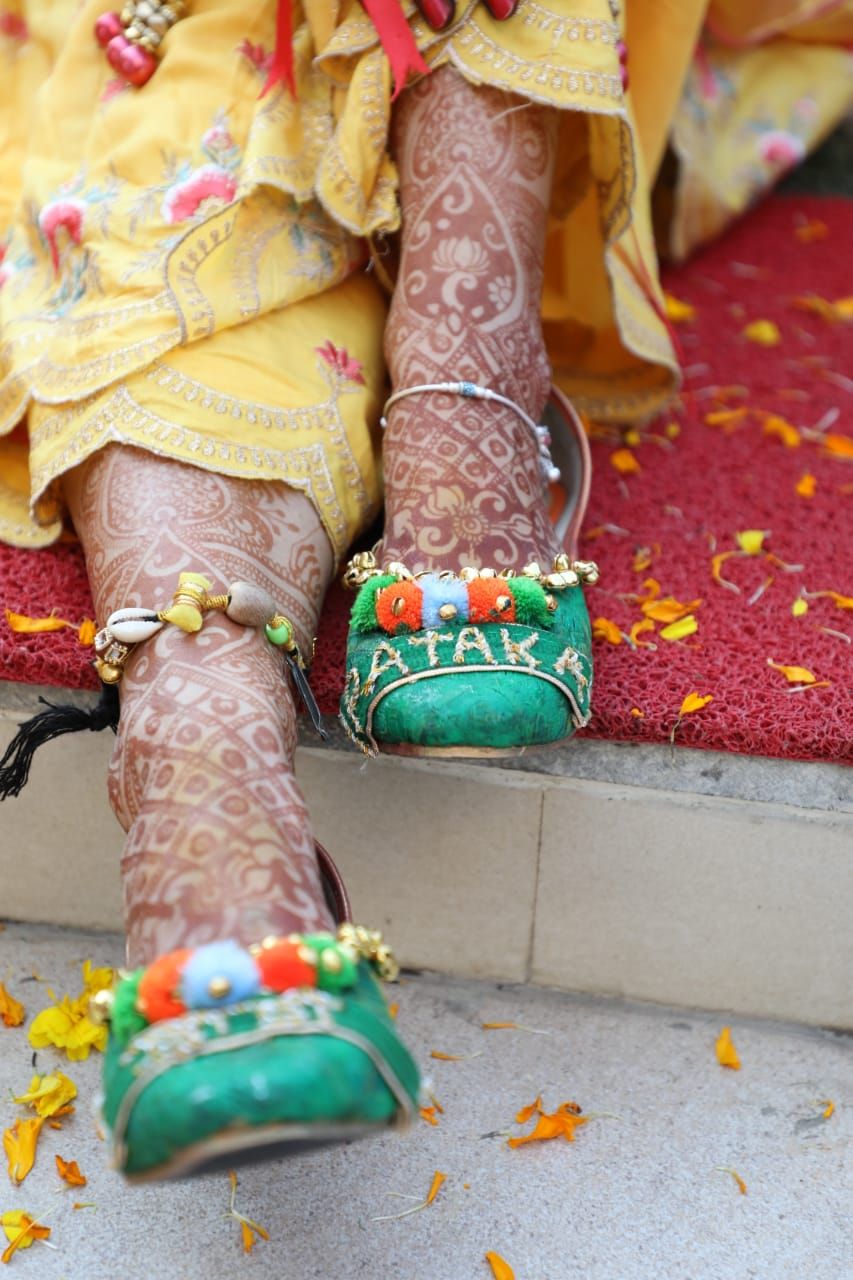 This Bride's Mother DIYed Personalised Bridal Juttis For Her Daughter's ...