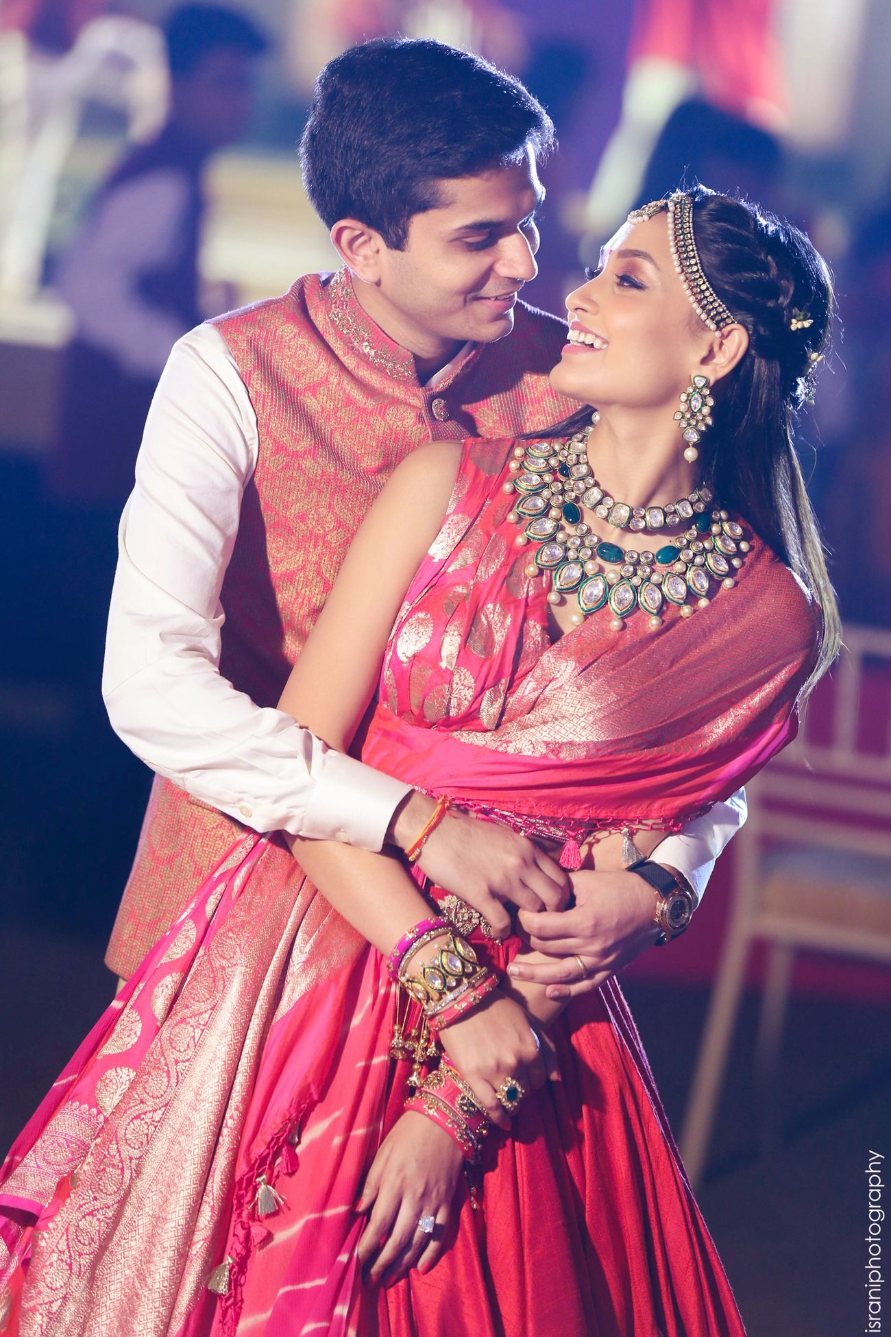 A Gorgeous Kolkata Wedding With The Most Offbeat Mehendi Outfit | WedMeGood