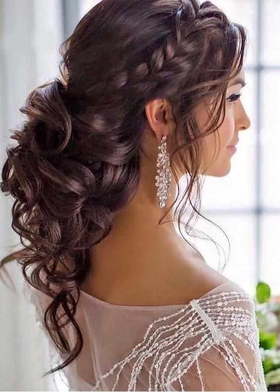23 Simple hairstyles for wedding function for Round Face