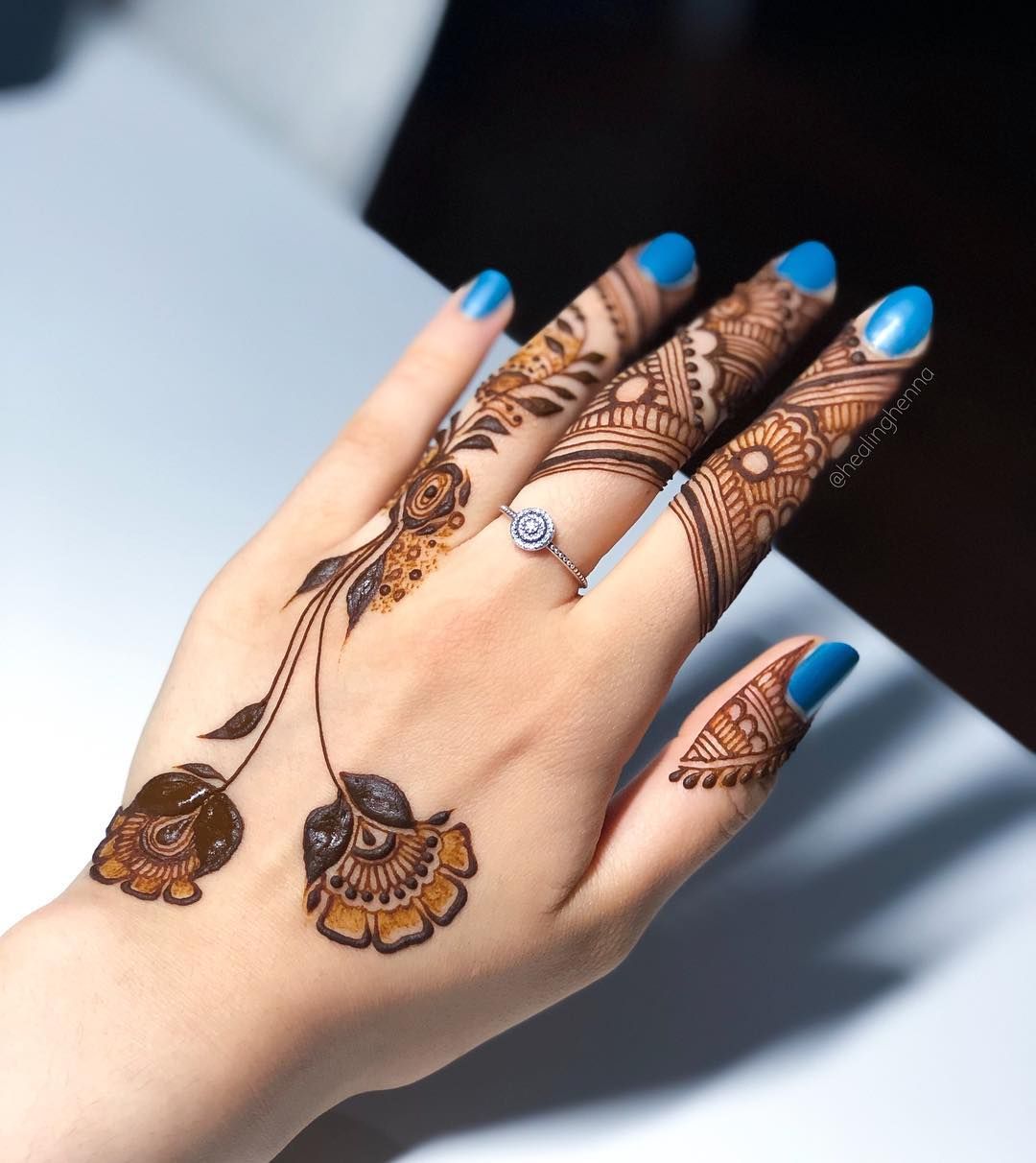 Stunning Mehendi Designs For The Sister Of The Bride & Bridesmaids