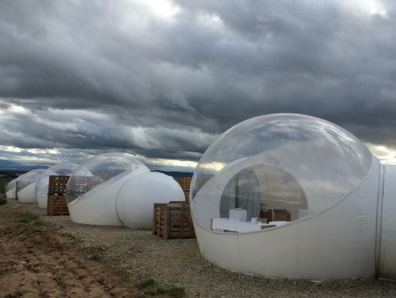 Bubble hotel. Bubble Hotel Camp Всеволожск. Aire de Bardenas (Испания). Надувной глэмпинг. Стеклянный отель в пустыне.