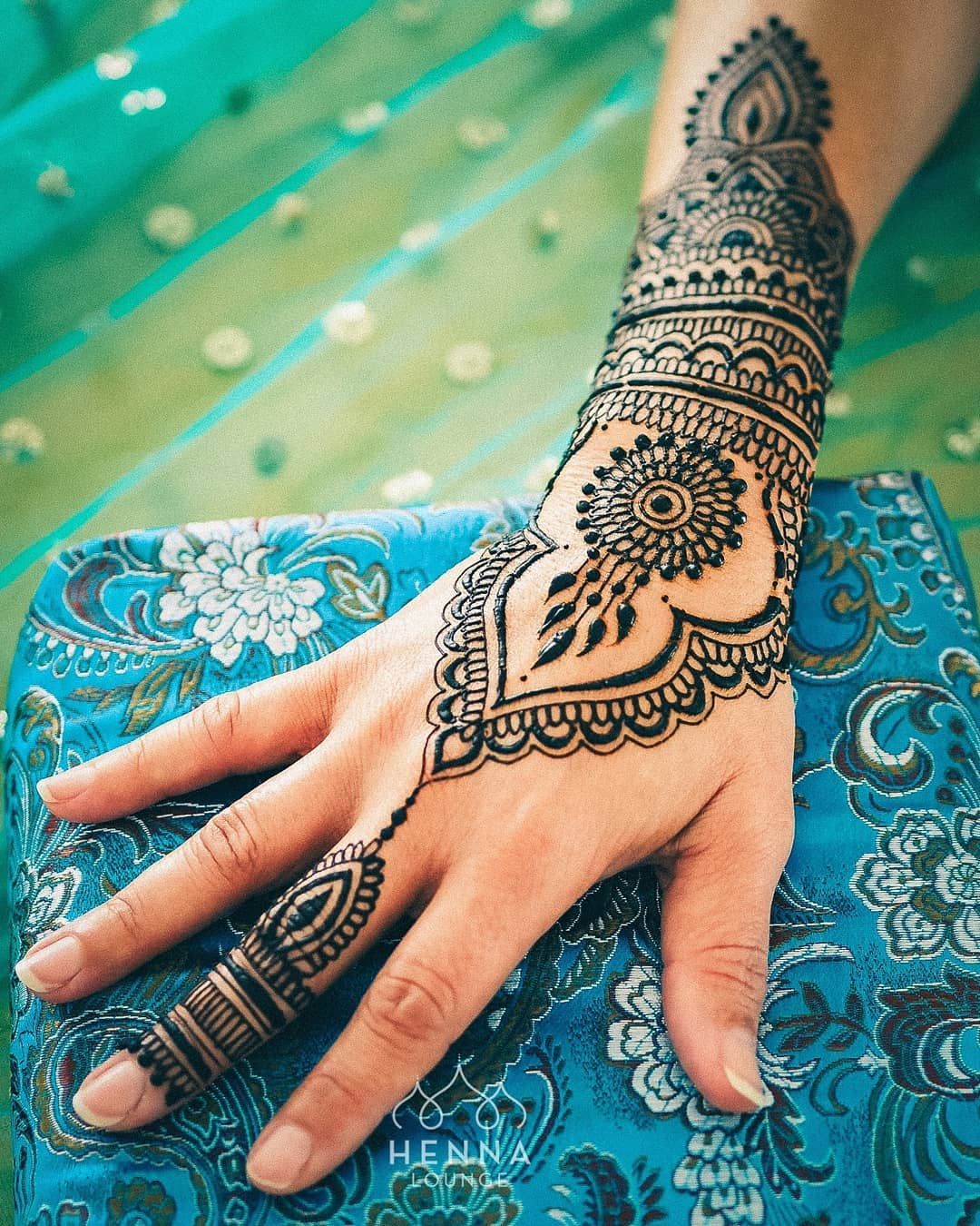 unique-back-hand-mehndi-designs-for-the-bridesmaids-wedmegood