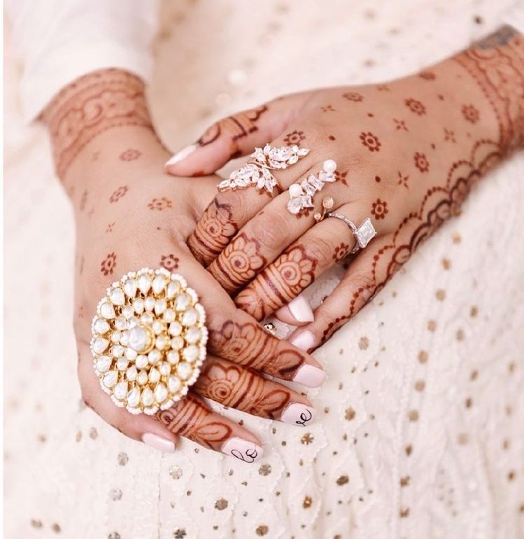 Simple Mehndi Designs For Minimalist Brides | Weddingplz