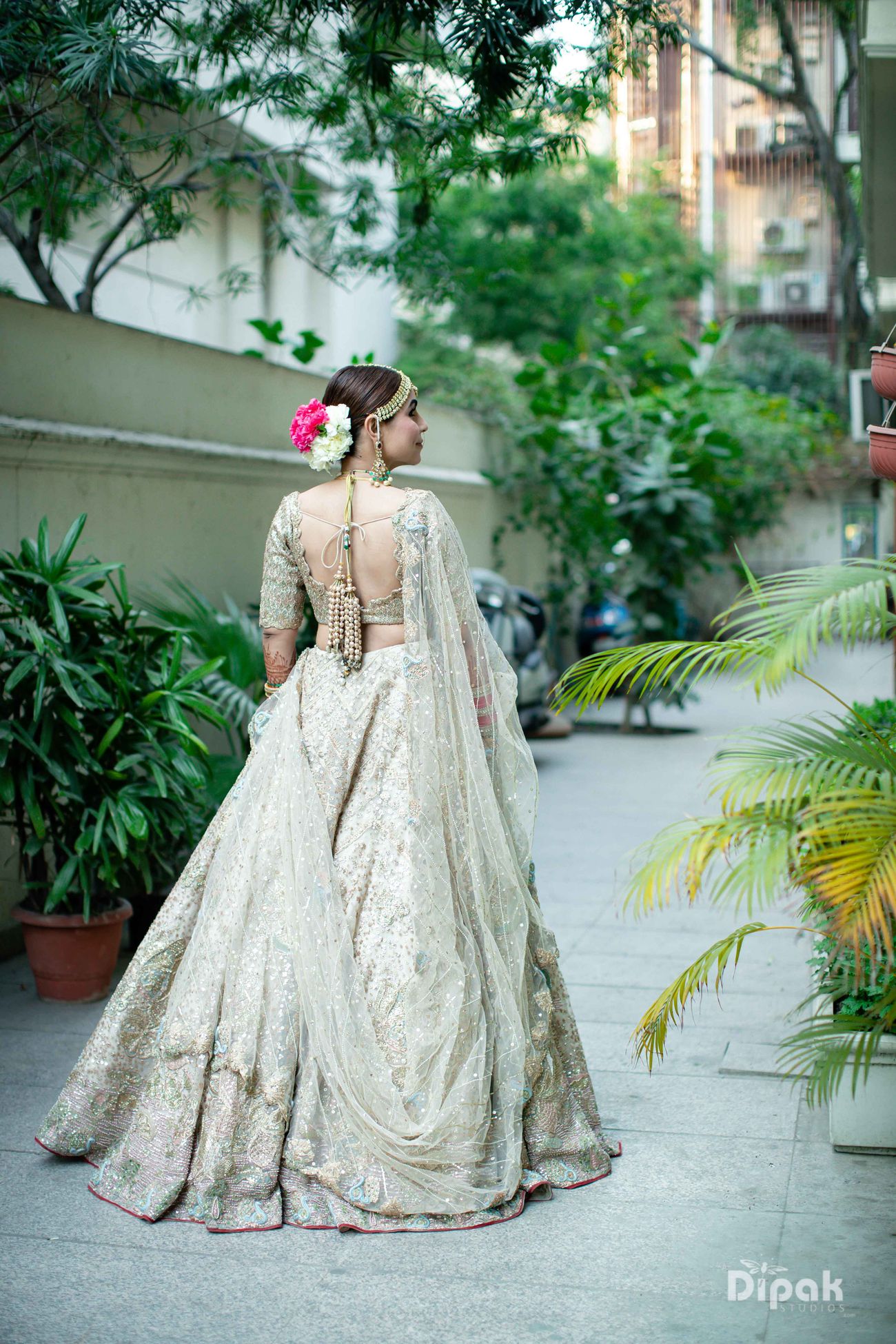 Beautiful Delhi Wedding With A Bride In Offbeat Outfits Wedmegood 