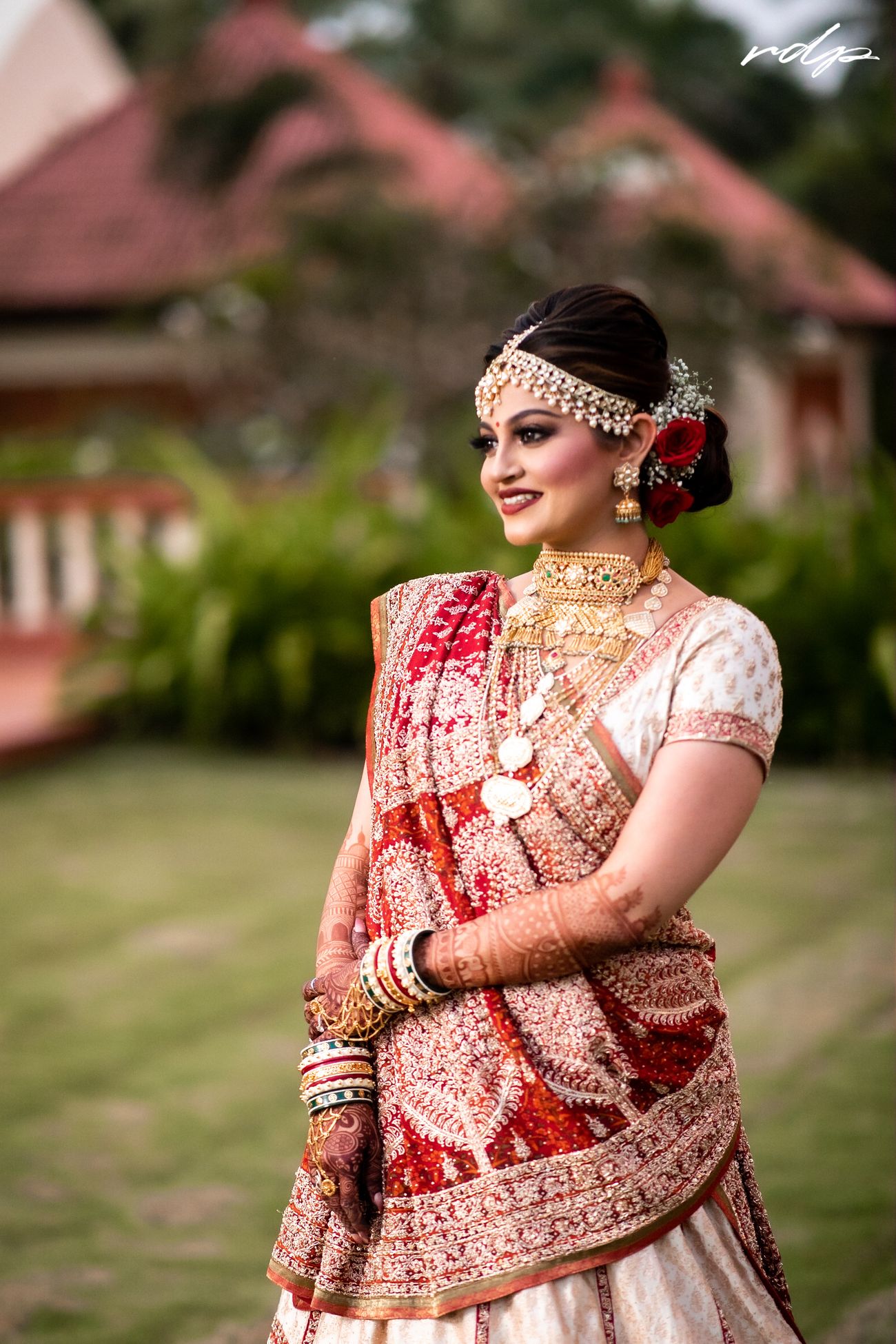 a-traditional-gujarati-wedding-with-an-offbeat-mehendi-look-wedmegood