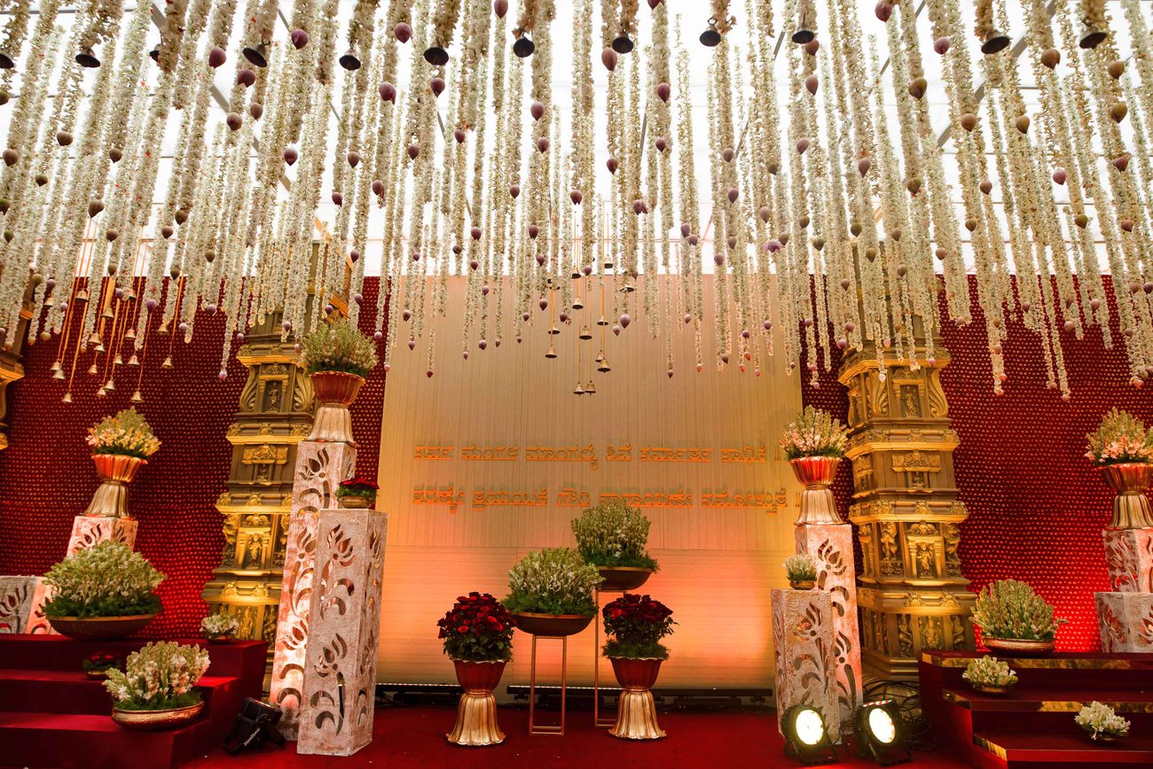 this-couple-got-a-whole-temple-recreated-for-their-wedding-decor