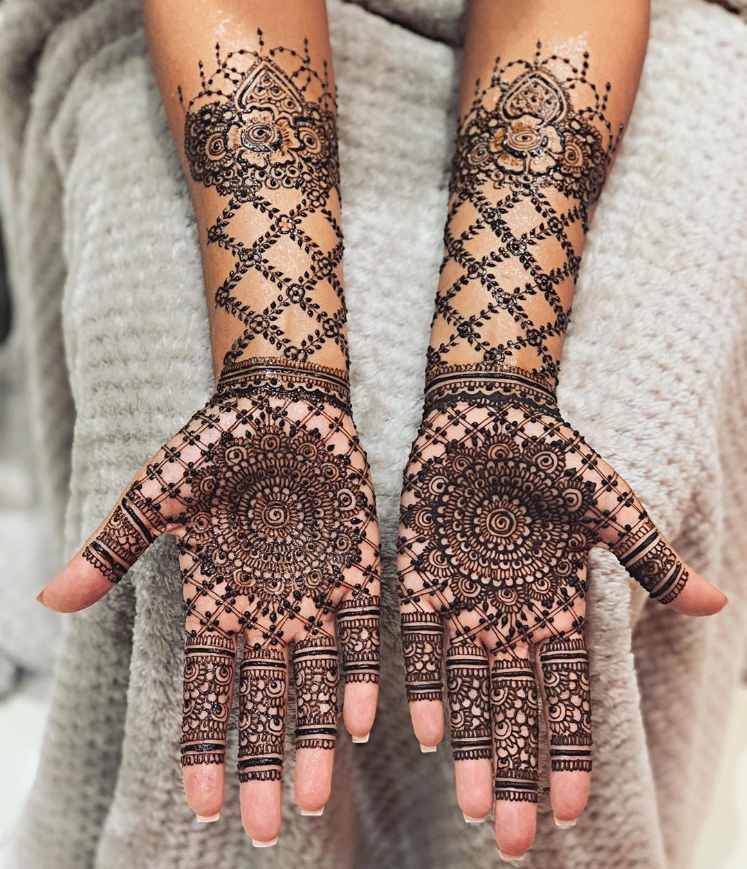 35+ Mandala Mehendi Designs For The Lovers Of Old-World Charm! | WedMeGood