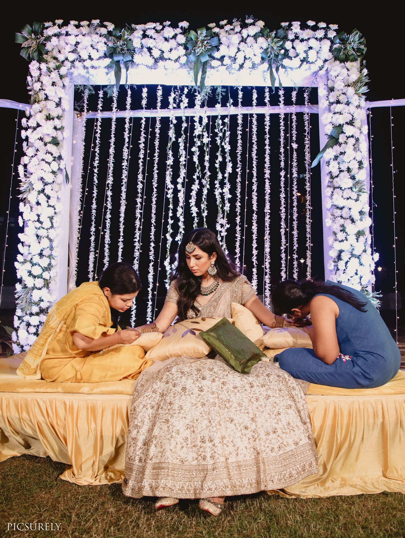 Glam Mumbai Wedding With A Traditional Bridal Lehenga Wedmegood 7166