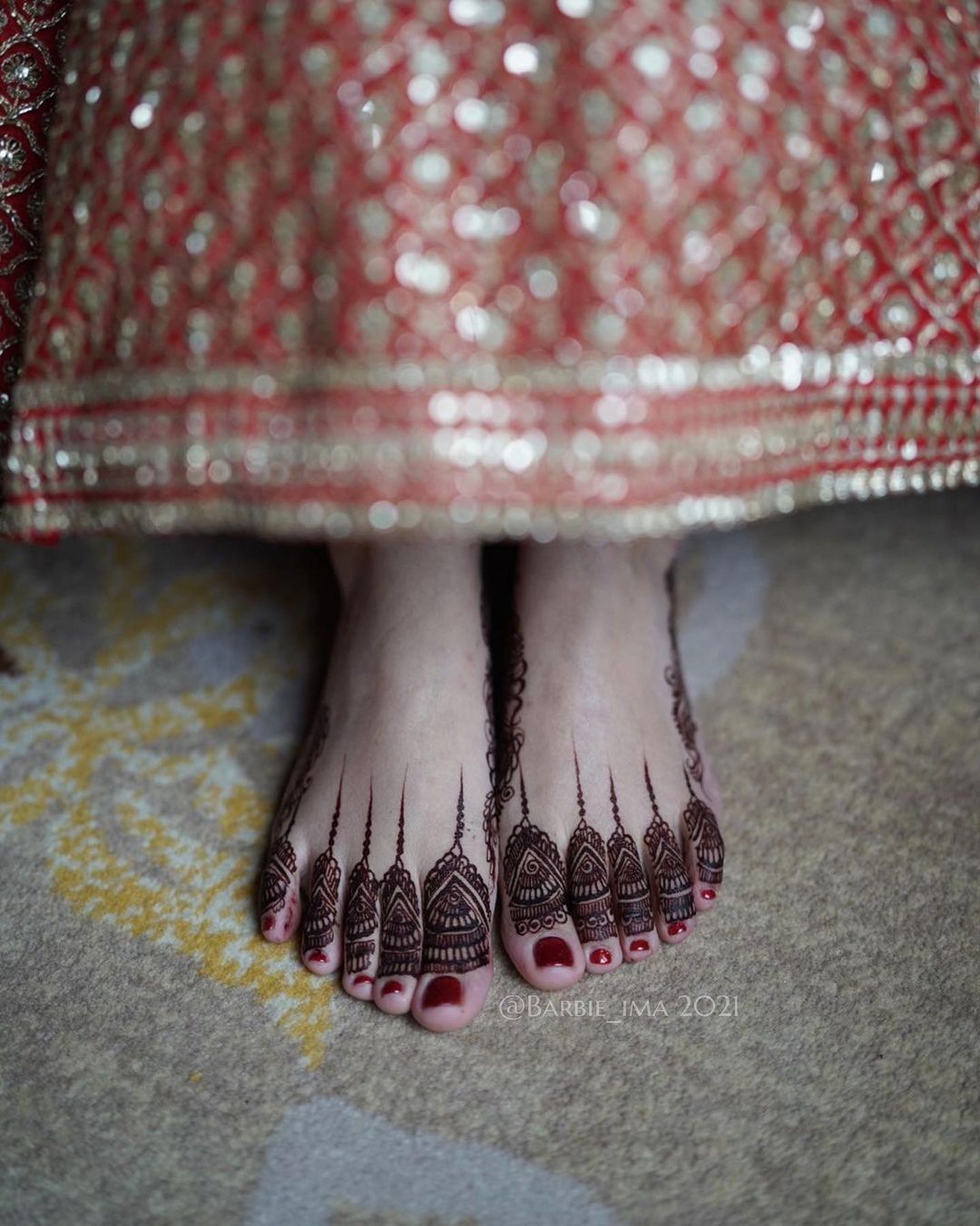 Minimal yet intricate Mehndi design for feet highlighting the toes