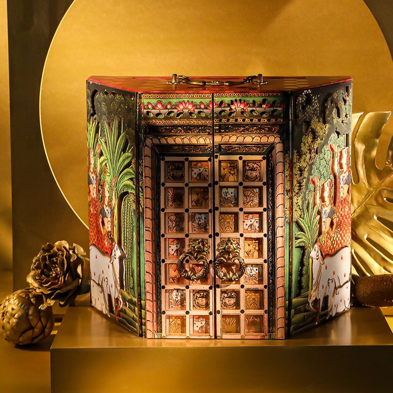 This stunning wedding invitation box made us stop and stare