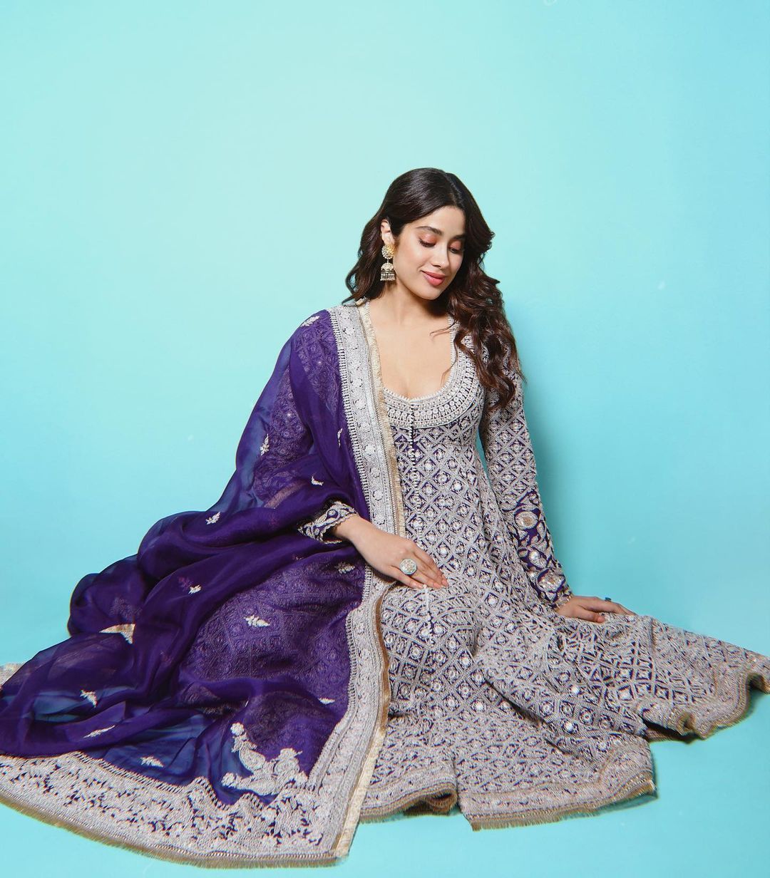 ethnic outfit worth stealing from Janhvi kapoor's wardrobe