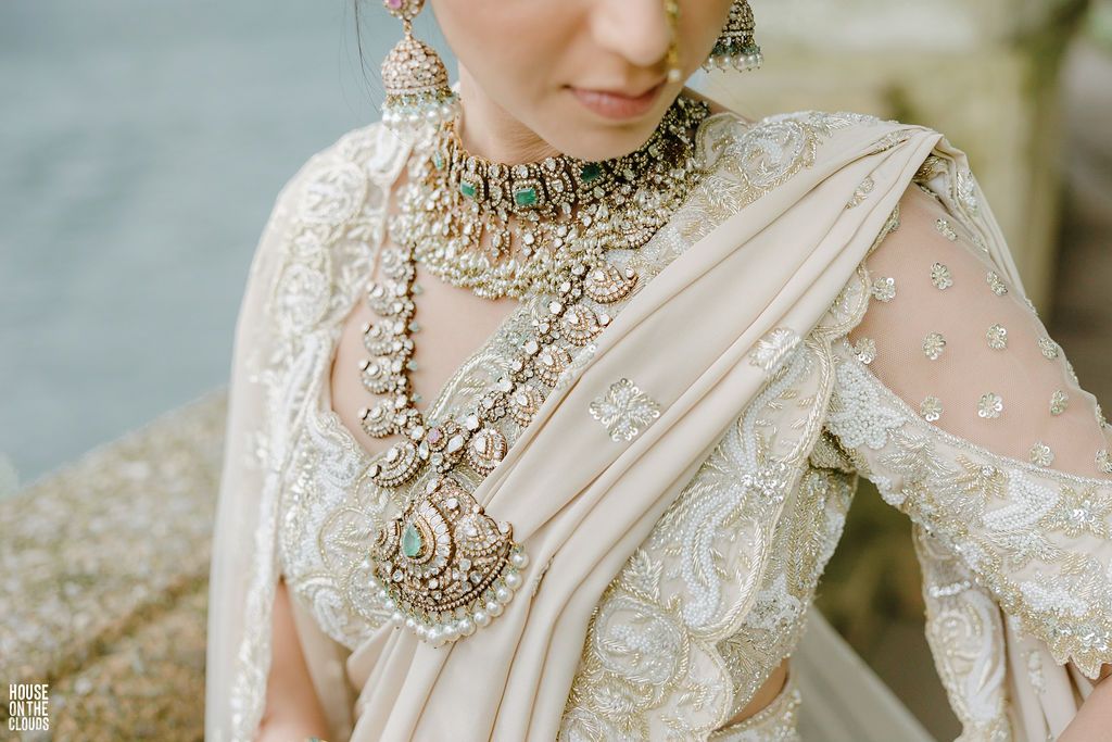 Surreal Wedding With A Bride In No Makeup & A Stunning Customised Saree ...