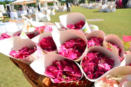 10 Unexpected ways to use flowers at your wedding !
