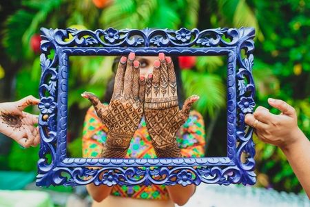 The Coolest Ways To Photograph Your Mehendi-laden Hands!