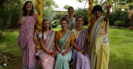 This Bride & Her Bridesmaids All Wore Mulmul Sarees Made From Useful Waste!