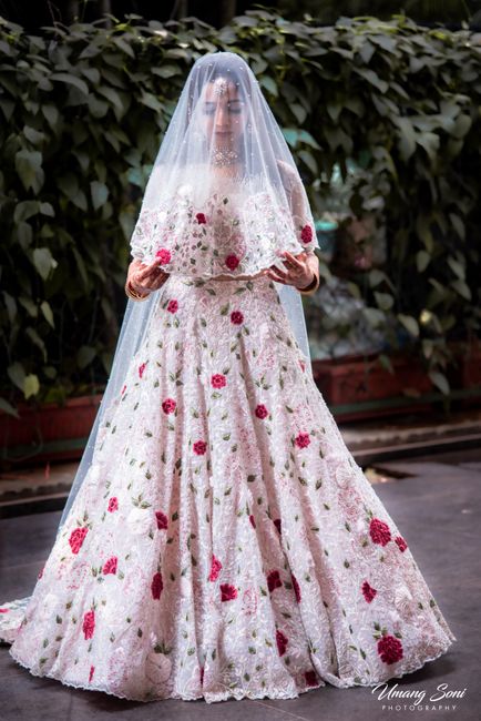 Classy Mumbai Wedding With A Floral Bridal Lehenga With Pockets!