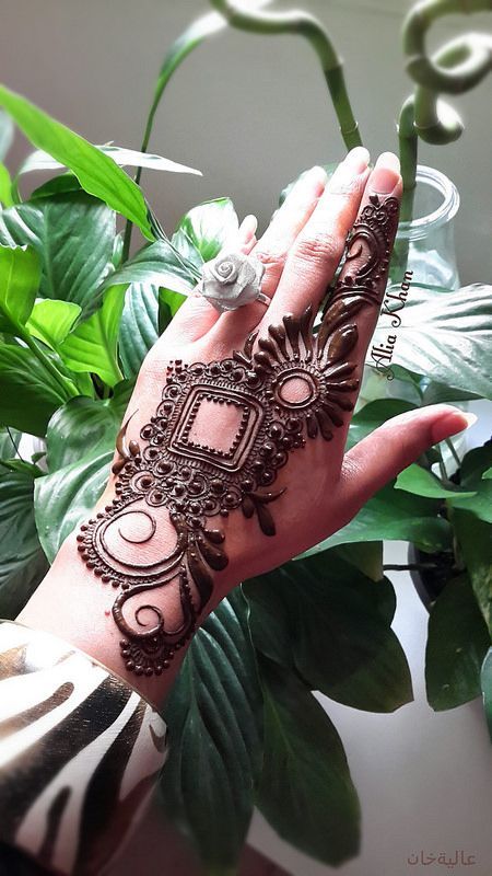 Henna for my sweet cousin. Traditional henna for her feet. In Afghan  culture bride doesn't leave to her husbands house until her feet are… |  Instagram