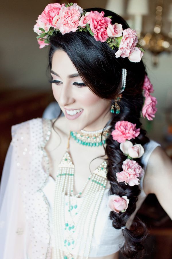 jewellery for Haldi and Mehendi/Mayo jewellery Ideas | Elegant Fresh Flower  Jewellery/Mehndi,May… | Pakistani bridal hairstyles, Ayeza khan wedding,  Bridal makeover
