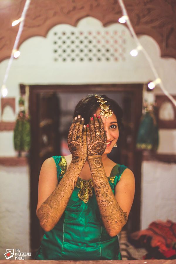 20+ Fun Bridal Mehndi Poses You Wouldn't Want to Miss!