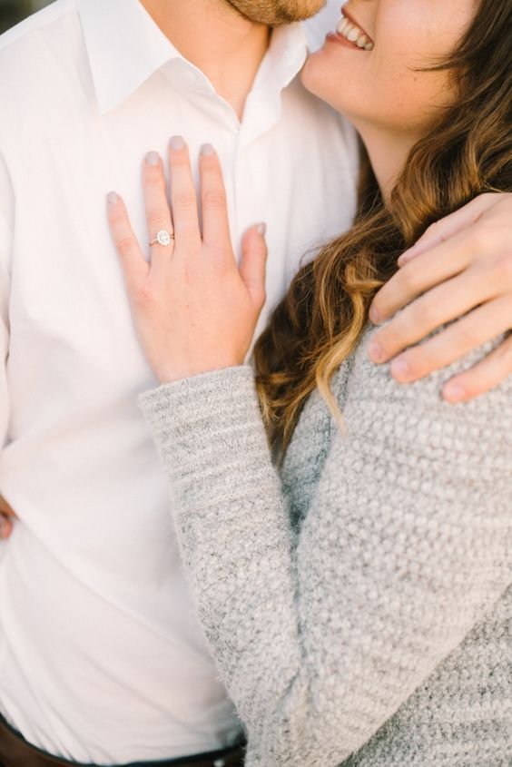 27 Essential Engagement Photo Poses for Couples to Try