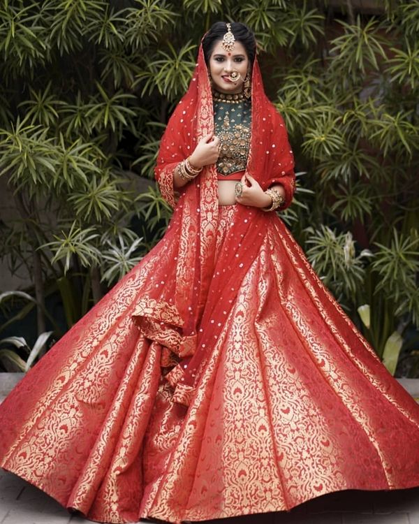 Banarasi silk hot sale lehenga manish malhotra